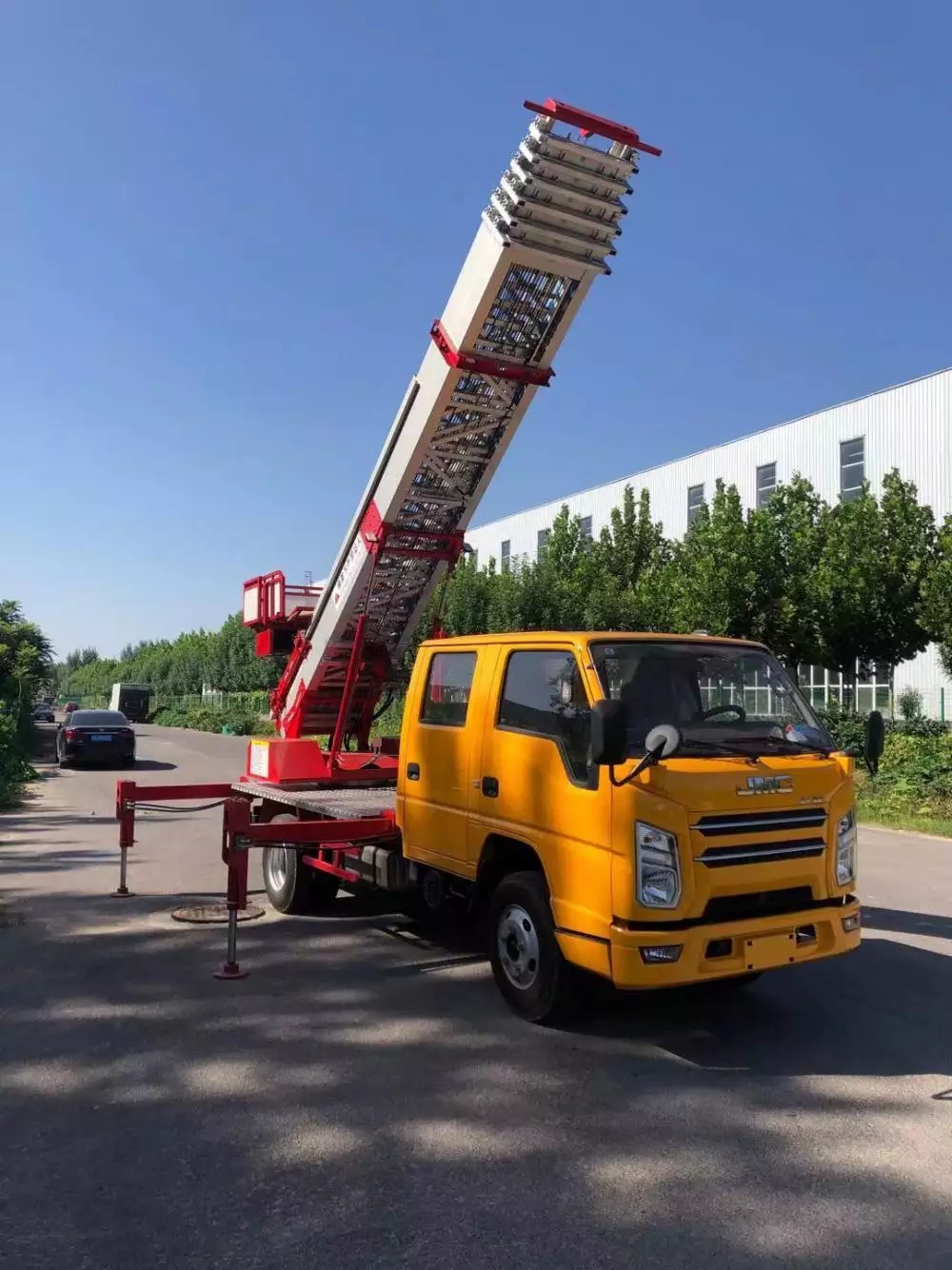 柳北附近的云梯车出租服务：轻松解决高空作业需求