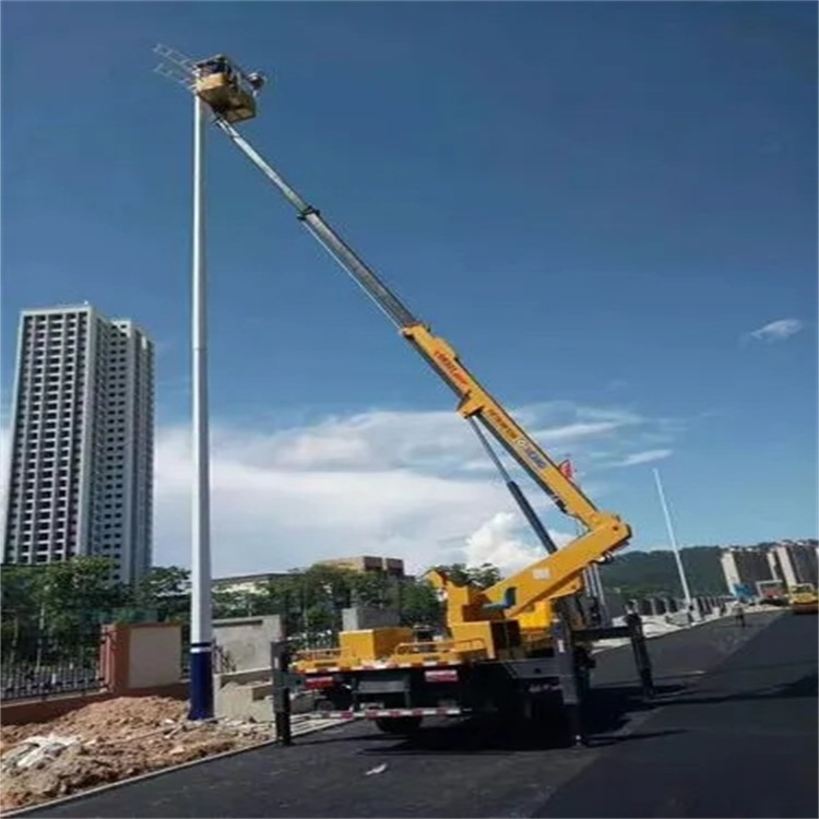 柳北维修路灯的曲臂升降车出租